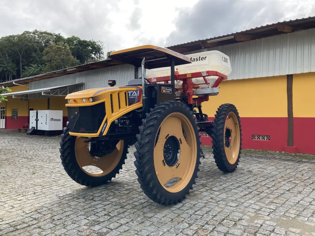 Trator TAI com semeadeira Lancer Master 1500 acoplada