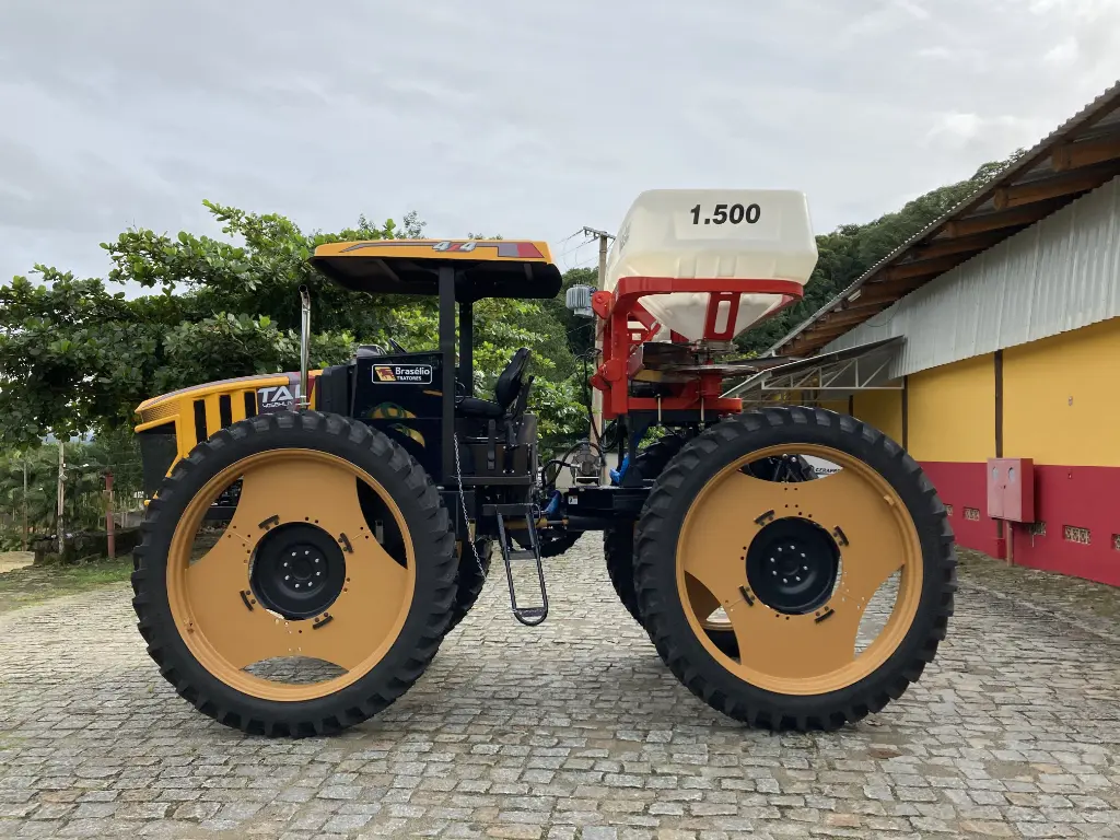 Trator TAI com semeadeira de 1.500 litros acoplada